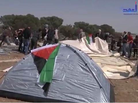 نشطاء فلسطينيون ينصبون خيم احفاد يونس في قرية باب الشمس 