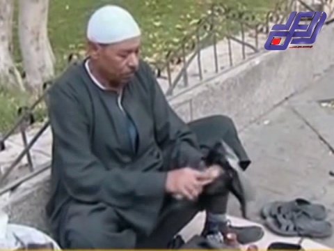 &rsquo;&rsquo;العم&rsquo;&rsquo; انور محمد &rsquo;&rsquo;ماسح الاحذية&rsquo;&rsquo; الذي بحث عن لقمة عيشه ليأكل من عرق جبينه