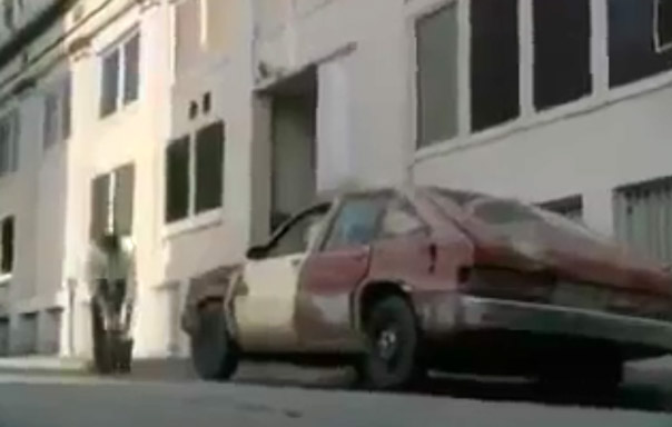 ليمنع سيارته من السرقة هذا ما فعله