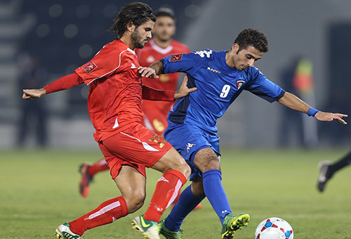 اللبناني هيثم فاعور يحاول قطع الكرة منتخب لبنان لكرة القدم ودع بطولة غرب آسيا
