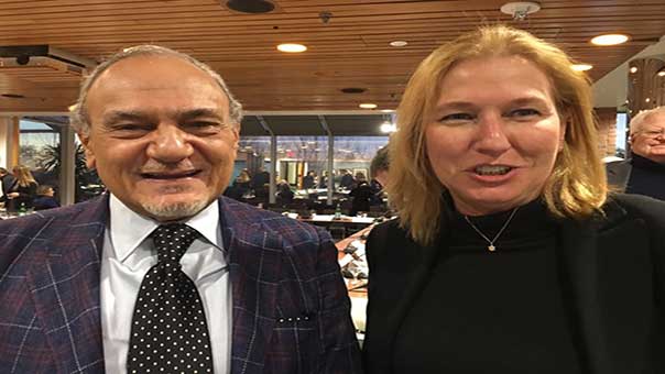 عرّاب التطبيع تركي الفيصل يلتقط الصور مع تسيبي ليفني