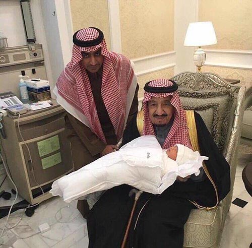 طفلة اليمن عليلة في العراء.. أمّا أحفاد سلمان؟!