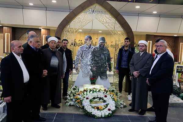 بالصور - وفود تؤمّ المعلم التذكاري للقائد الشهيد عماد مغنية وضريحه في روضة الشهيدين