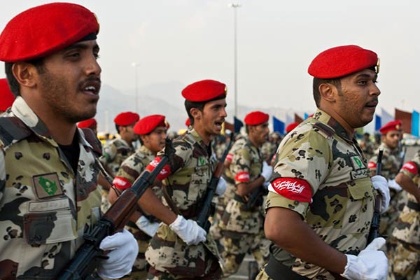 بالصور - &rsquo;السعوديون&rsquo; يرتدون زي &rsquo;الحرس الثوري الإيراني&rsquo;!