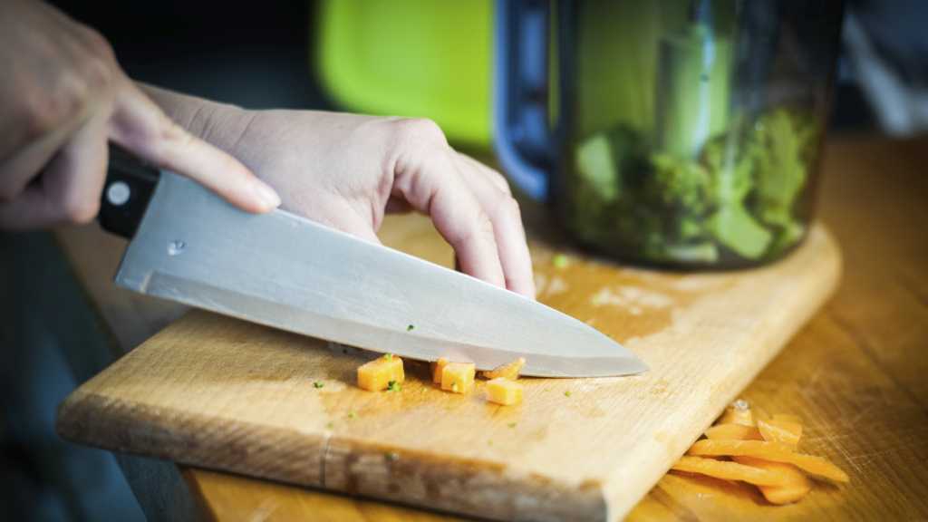 أيهما الأفضل لصحتكم.. لوح تقطيع الطعام الخشبي أم البلاستيكي؟