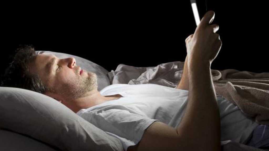 إذا كنتم تستخدمون هواتفكم لأكثر من ساعة.. فأنتم تعساء!