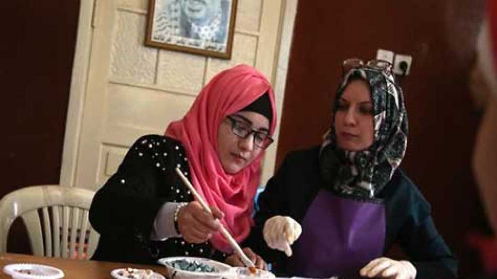 فلسطينيات من ذوي الاحتياجات الخاصة يبدعن في  صناعة &rsquo;الفسيفساء&rsquo;