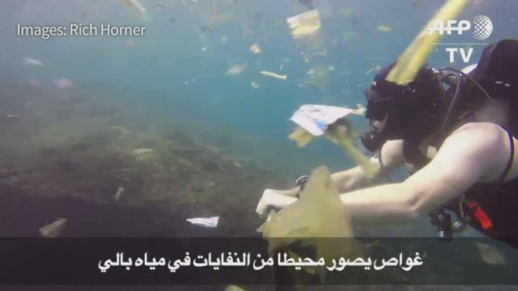 غواص يصور محيطا من النفايات