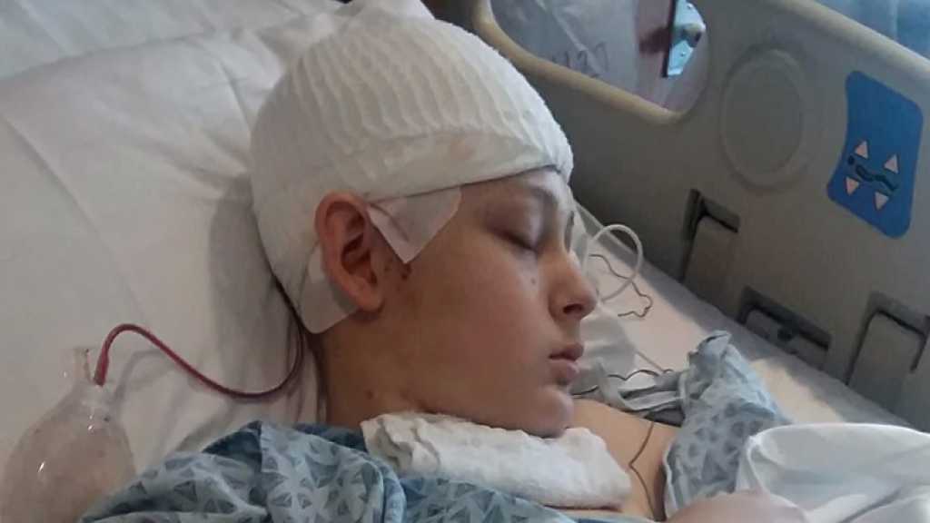 بالصورة: طفل معجزة يستيقظ من غيبوبته قبل نزع أجهزة دعم الحياة عنه بلحظات!