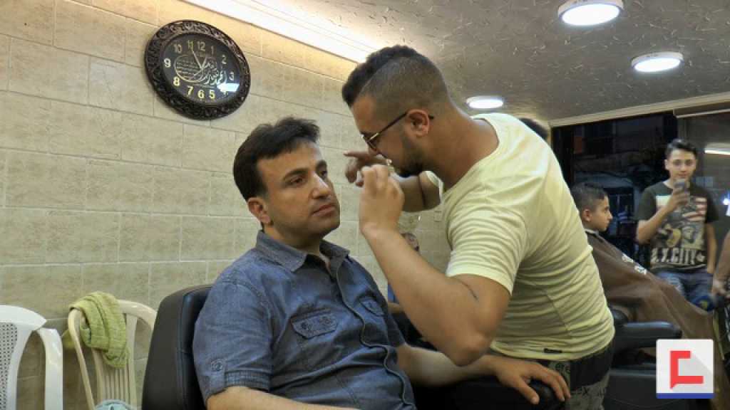 طرابلس تحتفل بالعيد .. زحمة عند الحلاقين وفي محلات الحلويات