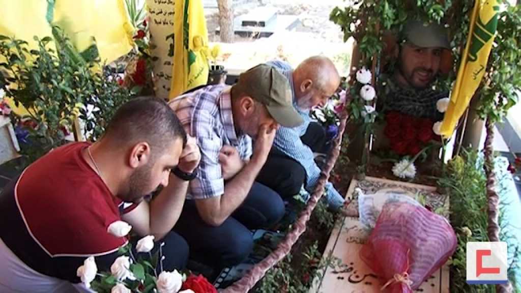 المجاهدون العائدون عند ضريح رفيق الدرب