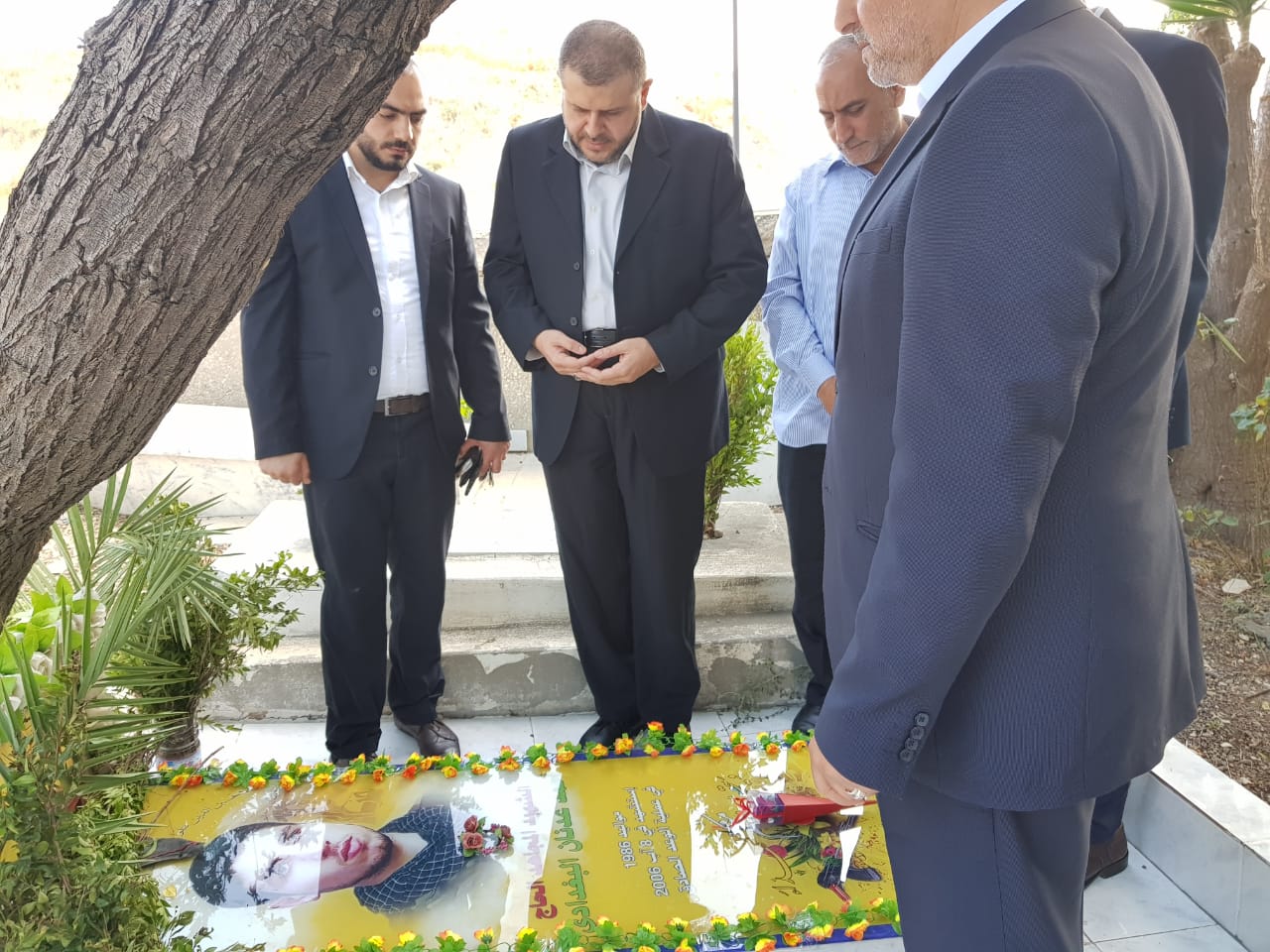 بالصور: وفد من حزب الله يهنئ الفعاليات الصيداوية ويزور روضات الشهداء