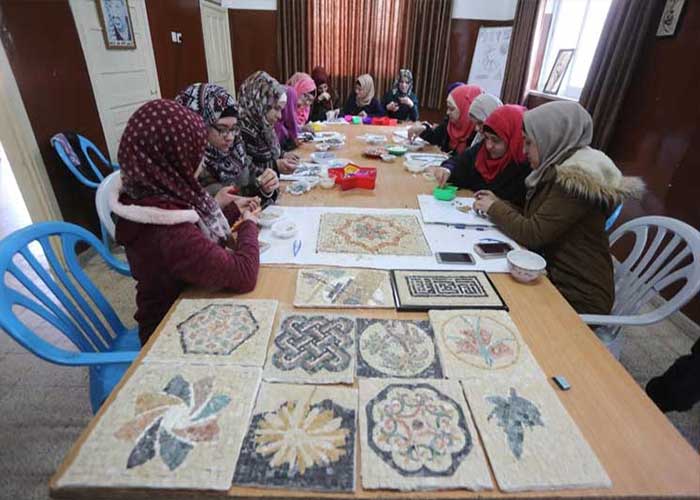 فلسطينيات من ذوي الاحتياجات الخاصة يبدعن في  صناعة ’الفسيفساء’