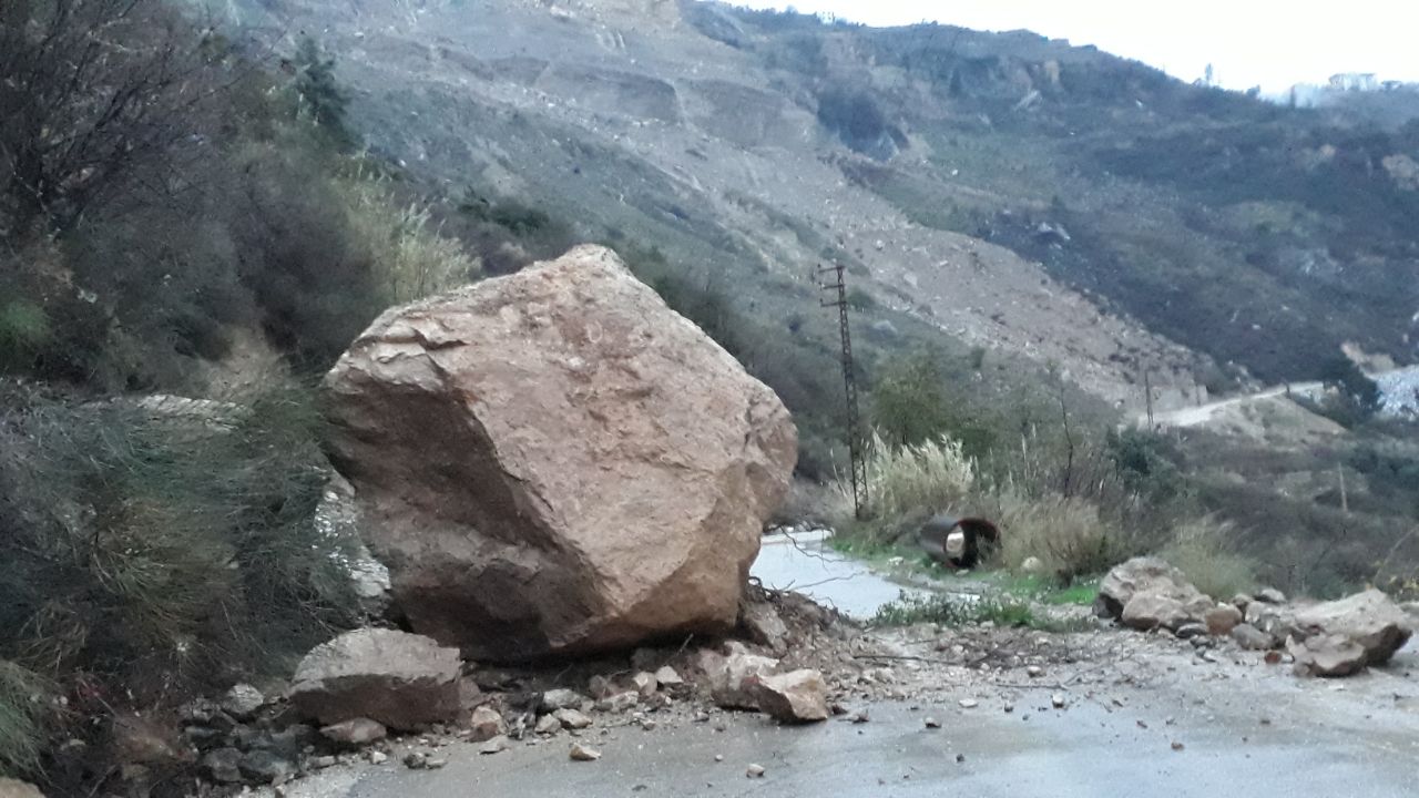 بالصور: أضرار من العاصفة الثلجية