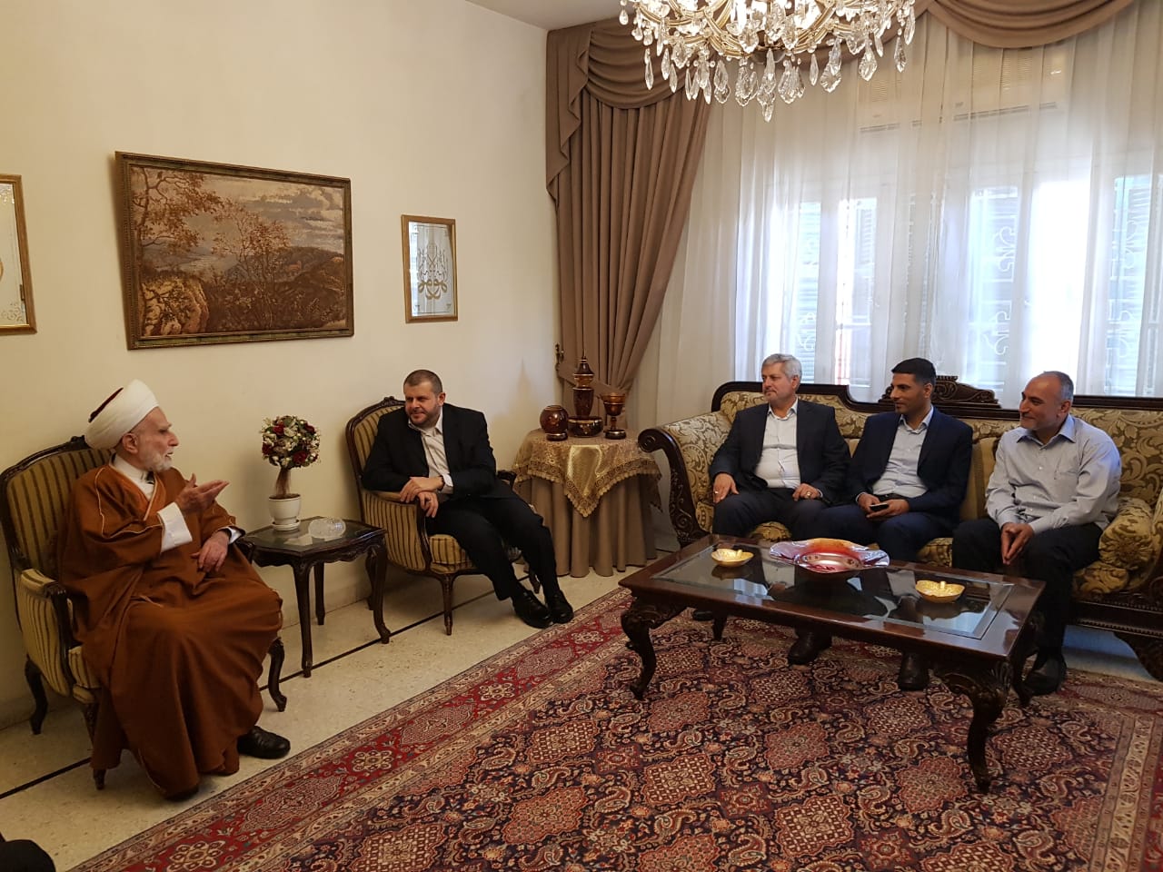 بالصور: وفد من حزب الله يهنئ الفعاليات الصيداوية ويزور روضات الشهداء