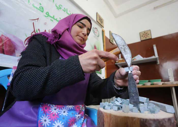 فلسطينيات من ذوي الاحتياجات الخاصة يبدعن في  صناعة ’الفسيفساء’