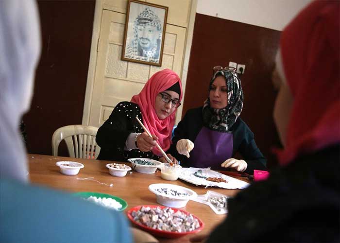 فلسطينيات من ذوي الاحتياجات الخاصة يبدعن في  صناعة ’الفسيفساء’