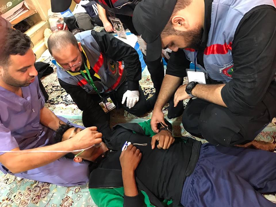 بالصور: الدفاع المدني الهيئة الصحية بخدمة زوار الامام الحسين داخل الحرم الشريف