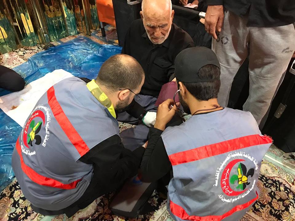 بالصور: الدفاع المدني الهيئة الصحية بخدمة زوار الامام الحسين داخل الحرم الشريف