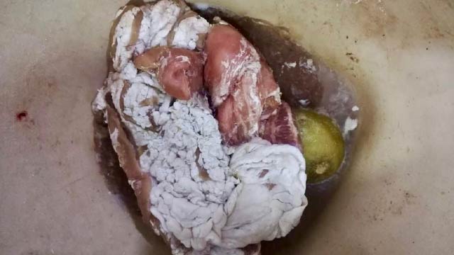 بالصور.. بلدية الشويفات تضبط محلاً لبيع اللحوم والدجاج الفاسد