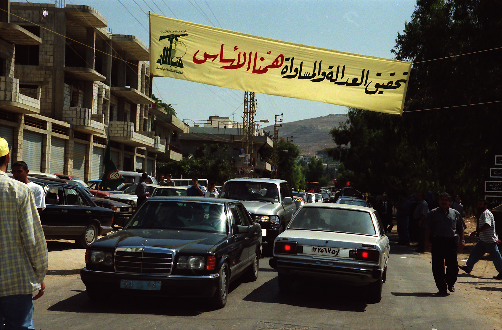 شعارات حزب الله الانتخابية منذ 1992.. ’سنخدمكم بأشفار عيوننا’ ـ بالصور