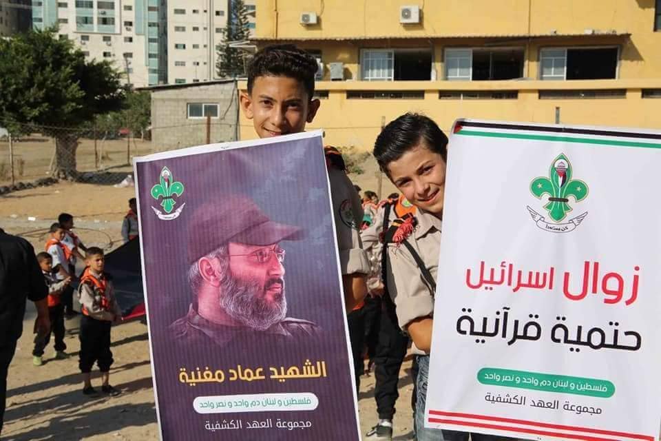 الكشافة الفلسطينية تحيي انتصار تموز برفع صور قادة المقاومة اللبنانية