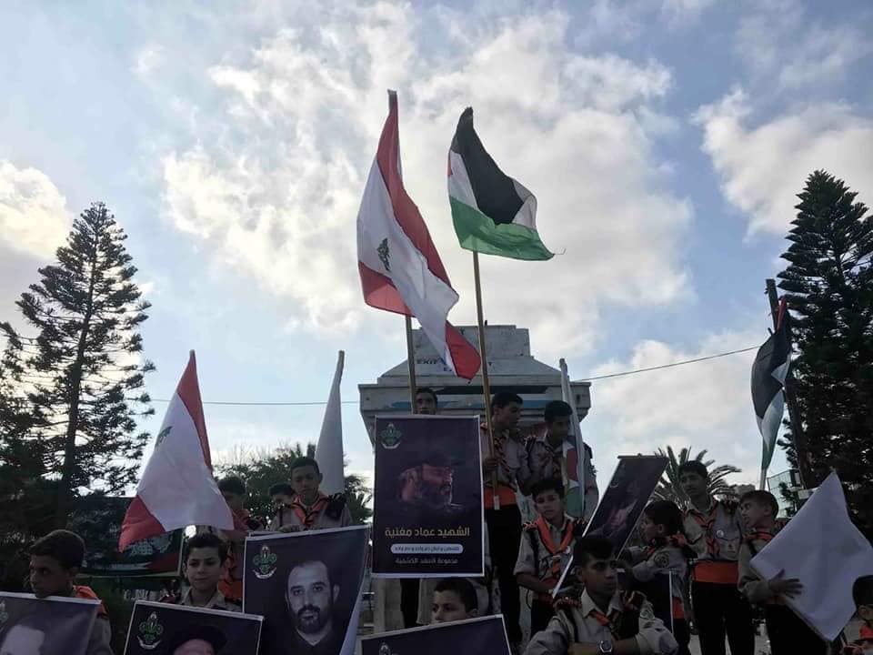 الكشافة الفلسطينية تحيي انتصار تموز برفع صور قادة المقاومة اللبنانية