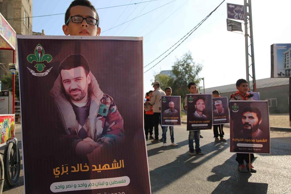 الكشافة الفلسطينية تحيي انتصار تموز برفع صور قادة المقاومة اللبنانية