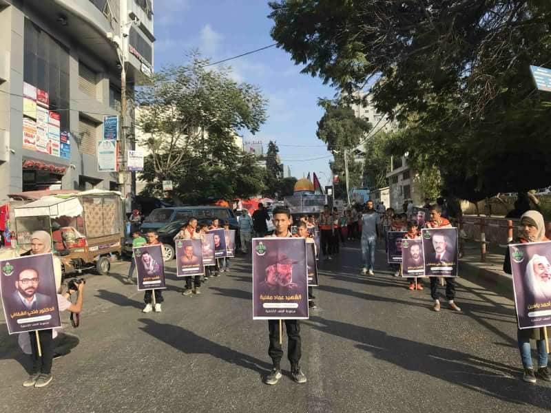 الكشافة الفلسطينية تحيي انتصار تموز برفع صور قادة المقاومة اللبنانية